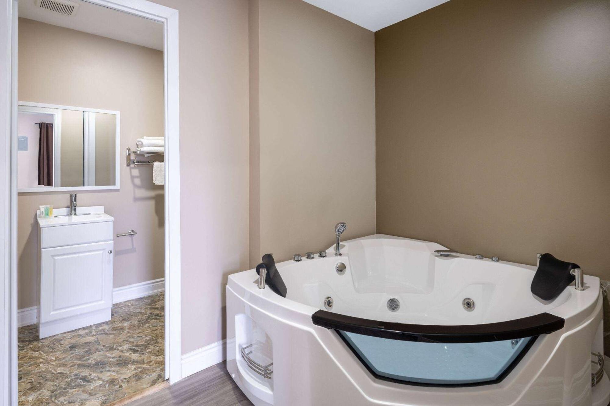 Super 8 By Wyndham Niagara Falls On المظهر الخارجي الصورة